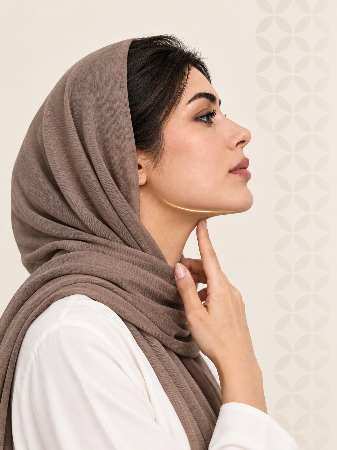 نمای نیم‌رخ برای بررسی زاویه فک و غبغب